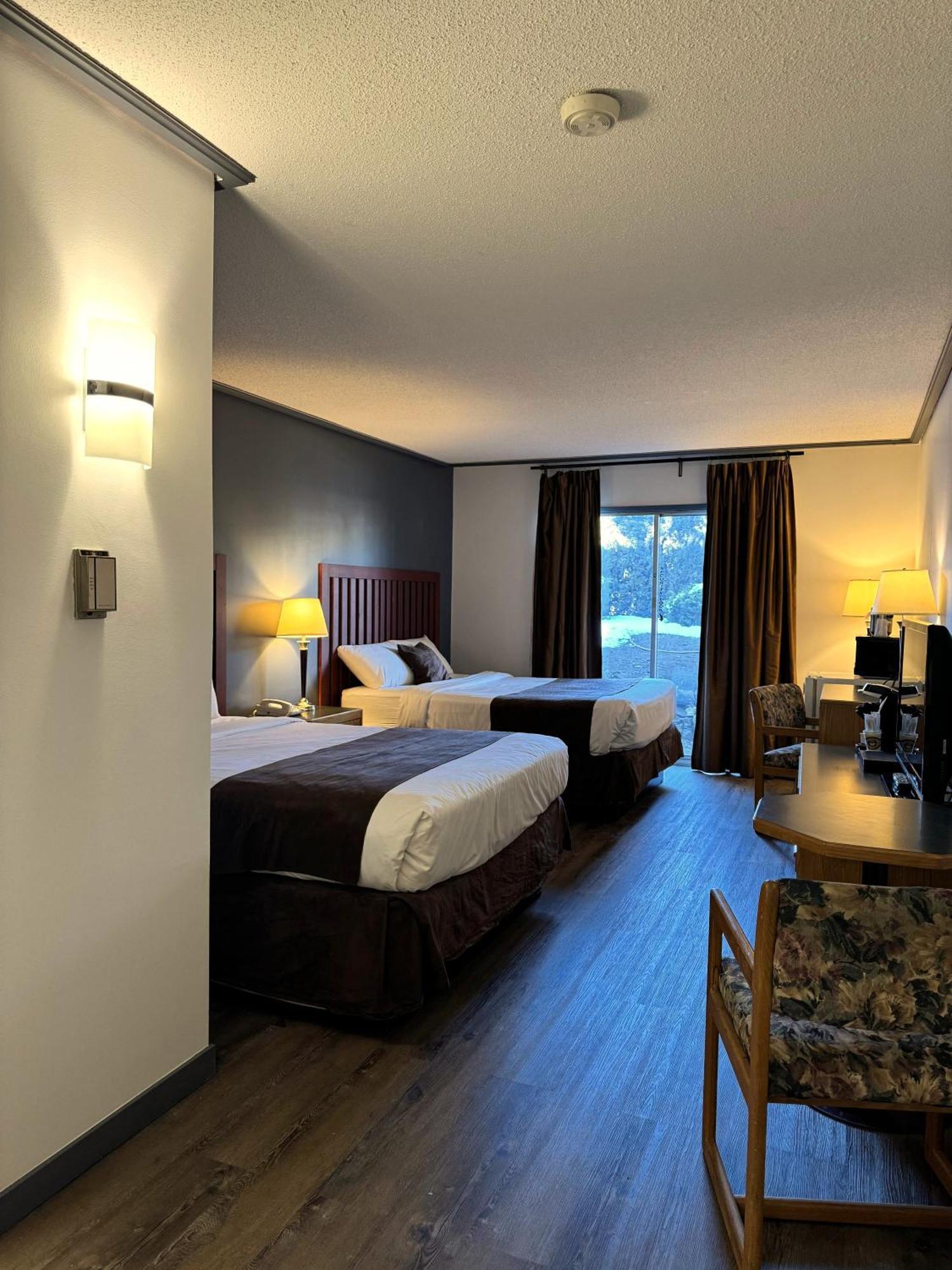Divya Sutra Plaza And Conference Centre, Vernon, Bc Zewnętrze zdjęcie