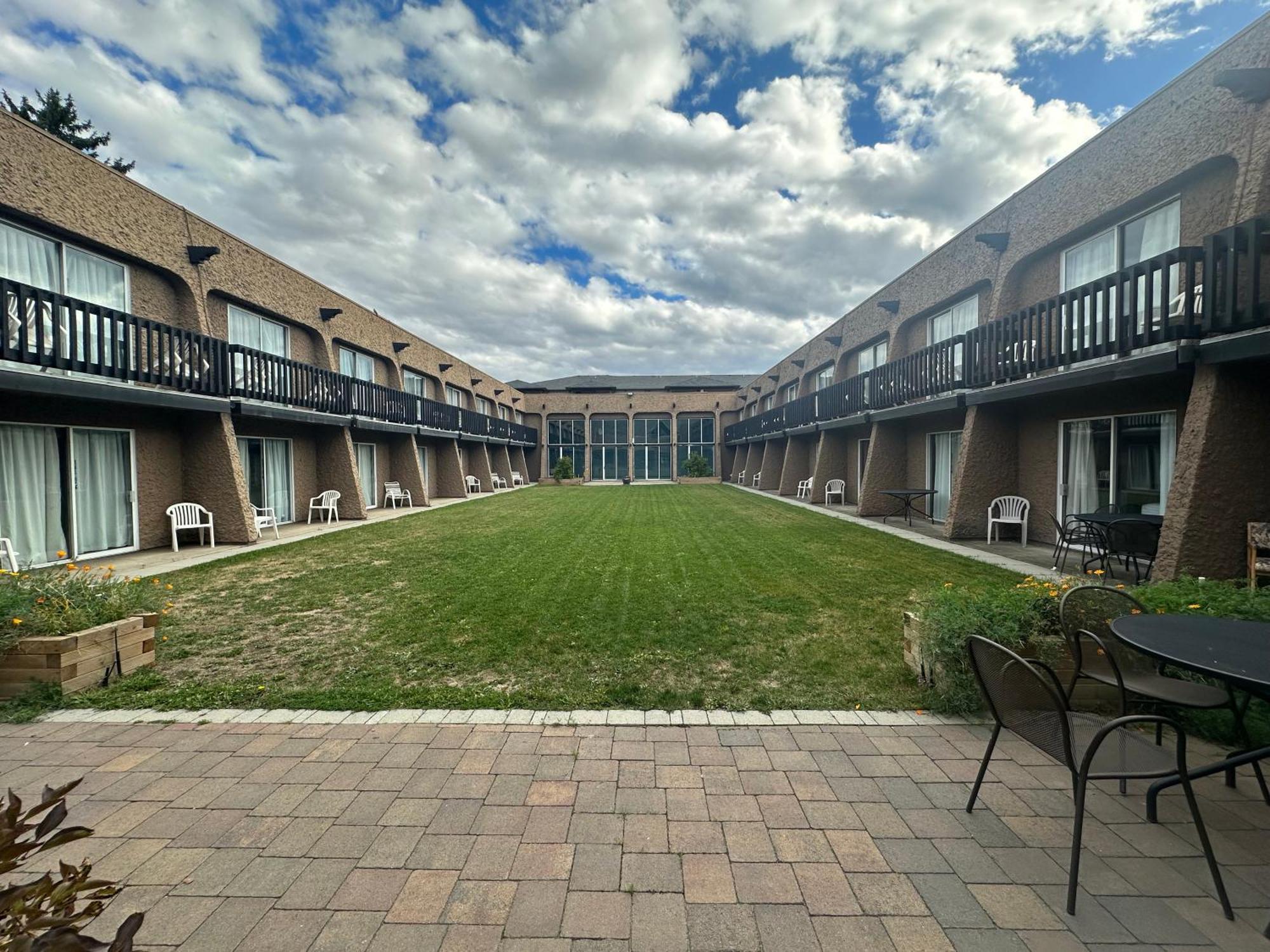 Divya Sutra Plaza And Conference Centre, Vernon, Bc Zewnętrze zdjęcie